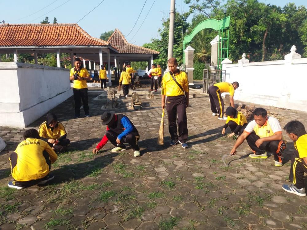 HUT Bhayangkara ke-73, Polres Batang Bersihkan Makam Sesepuh Polri