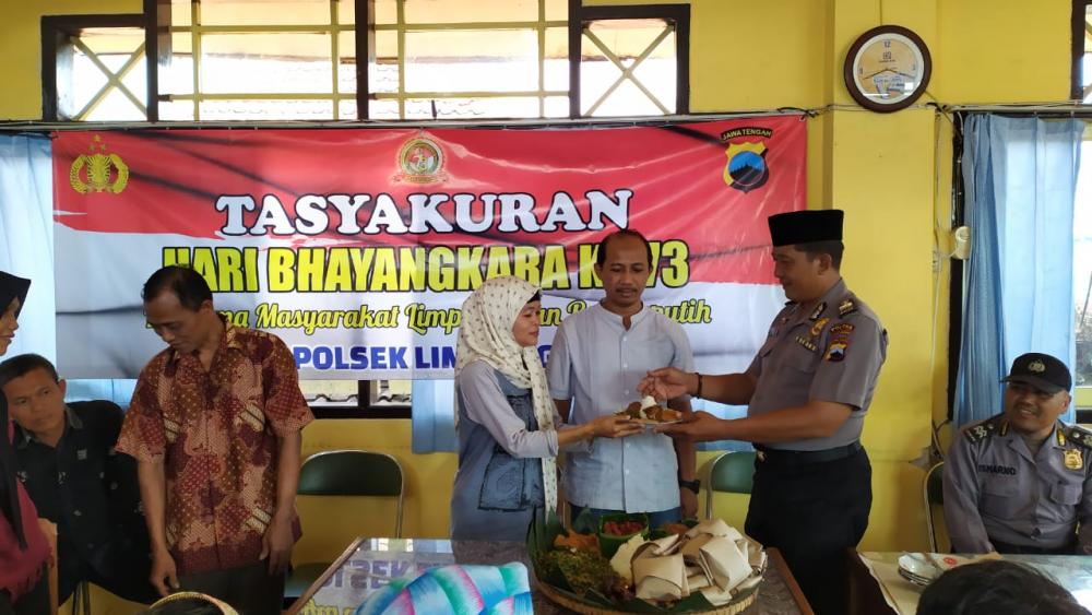 HUT Bhayangkara ke-73, Polsek Limpung Rayakan Bersama Pedagang Pasar