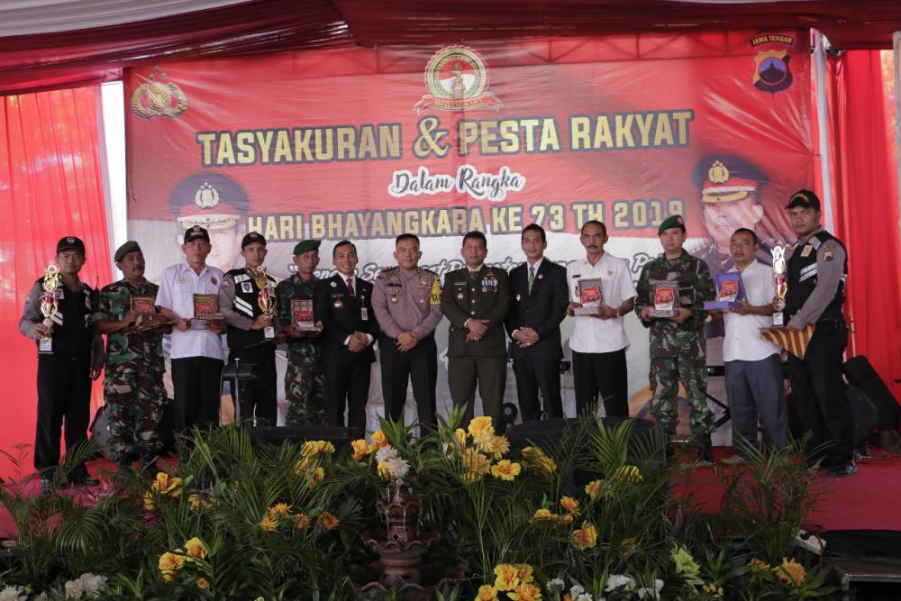 Kapolres Batang Serahkan Penghargaan Kepada Bhabinkamtibmas dan Polsek Berprestasi