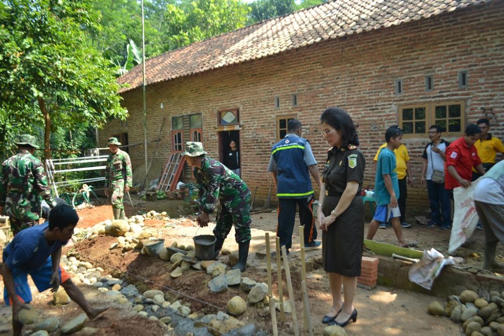 Kejari Bersama PMI Batang Bedah RTLH
