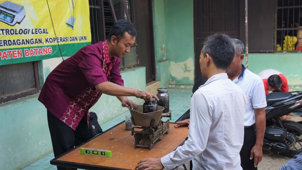 Disperindagkop Batang Gelar Uji Tera Ulang UTTP di Pasar Gorong