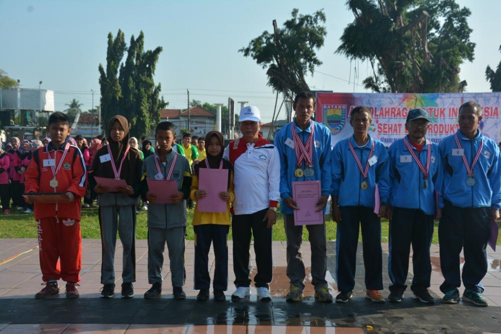 Hari Olahraga Nasional Tingkat Kabupaten Batang, 8 Atlit Terima Penghargaan  