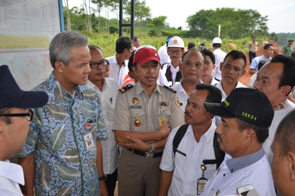 Gubernur Ganjar Pranowo Tinjau Lokasi Pembangunan Jalan Tol Batang