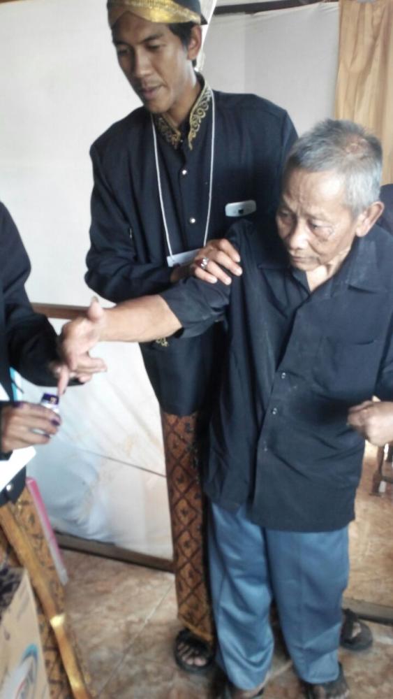 Difabel Menggunakan Hak Pilih di TPS 01 Kasepuhan Batang