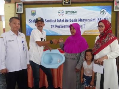 Percepatan ODF, Dinkes Batang Berikan Bantuan Jamban