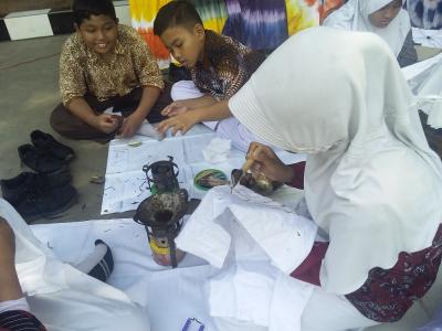 Kaum Milenial Ikut Rayakan Hari Batik Nasional di Batang
