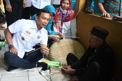 Bupati Batang Kagum Lansia Isi Waktu Dengan Buat Kerajinan Anyaman Bambu