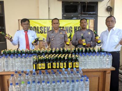 Polsek Batang Kota Sita Ratusan Botol Miras 