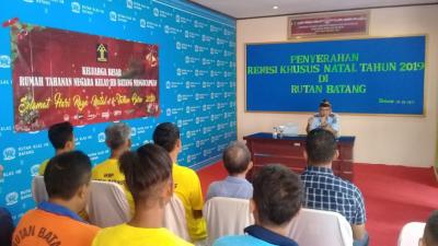 Karutan Batang Serahkan SK Remisi Natal