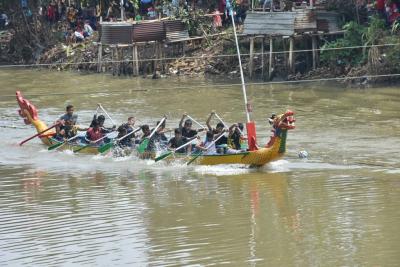 Libur Tahun Baru Warga Batang Disuguhi Festival Dragon Boat Racing