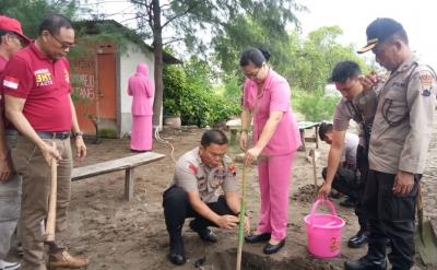 Peduli Penghijauan, Polres Batang Tanam 2100 Bibit Pohon