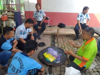 WBP Rutan Batang Belajar Membuat Paving Dari Sampah Plastik