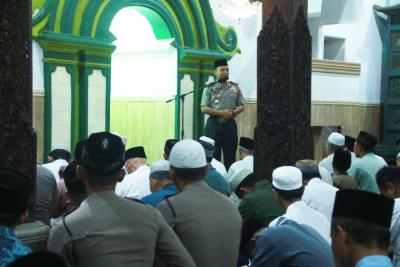 Shalat Subuh Berjamaah, Media Kapolres Batang Guyubkan Umat