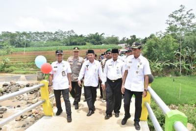 Bupati Batang Resmikan Jembatan Monas