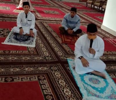 Bupati Batang, Jadi Imam Salat Idulfitri di Rumah Dinas 