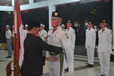 Pemkab Batang Mengukuhkan 9 Anak Menjadi Pasukan Paskibraka