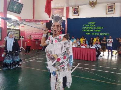 Fashion Show WBP Rutan Batang Berbahan Kertas Koran