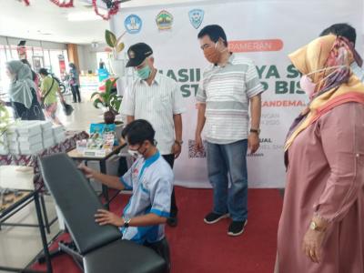 Produk Inovatif SMK Kandeman Mampu Mencetak Wirausaha Baru