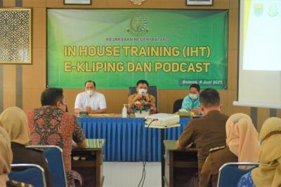 Kajari Batang Gandeng Diskominfo Lakukan In House Training E-kliping dan Podcast