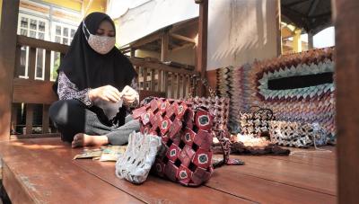 Dwi Pamularsih Membuat Tas Bungkus Minuman Sachet dengan Tema Kemerdekaan