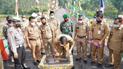 Bupati Batang Resmikan Jembatan Penghubung 2 Desa