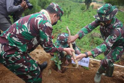 Jaga Siklus Air, Danpusterad Tanam Pohon di Desa Gerlang
