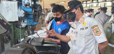 SMK Kandeman Wacanakan Produksi Mobil Listrik Mini
