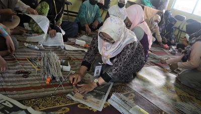Disnaker Kabupaten Batang Menggelar Pelatihan Handicraft Dengan Bahan Limbah Koran