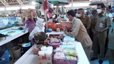 Harga Telur Meroket, Bupati Batang Sidak Pasar Batang