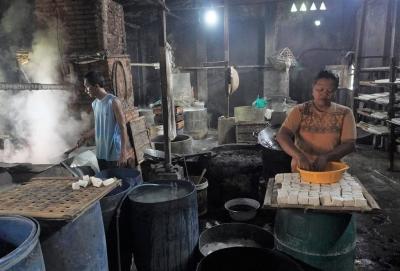 Meroketnya Harga Kedelai, Pengusaha Tahu Batang Tetap Produksi Dengan Mengurangi Jumlahnya