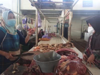 Tak Terjadi Kenaikan, Pedagang Minta Harga Daging Stabil