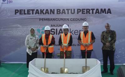 Menaker Lakukan Peletakan Batu Pertama Anjungan Siap Kerja di KIT Batang
