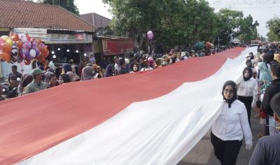 Kelurahan Proyonanggan Utara Batang, Tampilkan Bendera Merah Putih Sepanjang 77 Meter