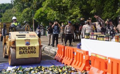 Kapolres Batang Musnahkan 3.191 Botol dan 1 Jerigen Minuman Keras