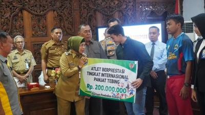 Atlet Panjat Tebing Pemecah Rekor Dunia Terima Penghargaan dari Pemkab Batang