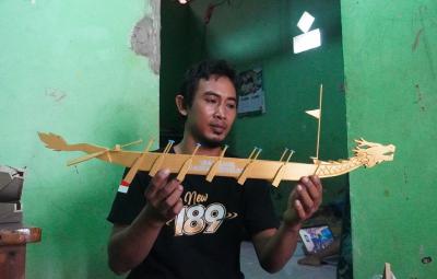 Miniatur Perahu Naga Khas Batang