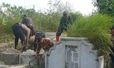 Jelang Imlek, TNI Bersama Ormas Bersihkan Makam Tionghoa