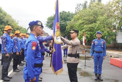 Direktur Pol Airud Polda Jateng Kukuhkan Tim dan Relawan Sat Arnavat Satpolairud Polres Batang
