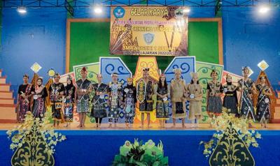 SMA 1 Subah Batang Gunakan Limbah Untuk Fashion Show