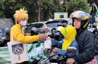 Cosplay Anime Tak Mau Kalah untuk Berbagi Takjil