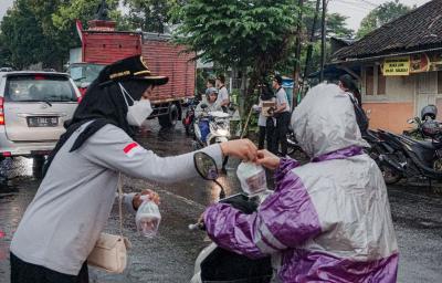 Hujan Bawa Berkah, PPI Batang Bagikan 450 Takjil Gratis