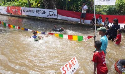 Anak-Anak Batang Ikuti Lomba Langenan Ban Saat Libur Lebaran