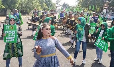 Pasukan Angklung Kawal PPP Daftarkan Bacaleg