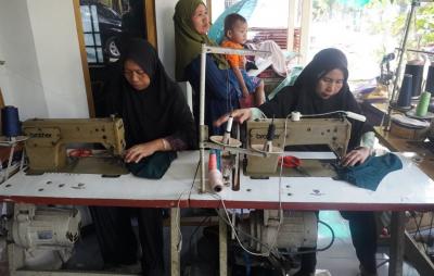 Bermodal 10 Unit Mesin Jahit, KUB Sumur Sejahtera Desa Ujungnegoro Hasilkan 27 Kodi Pakaian Permingg
