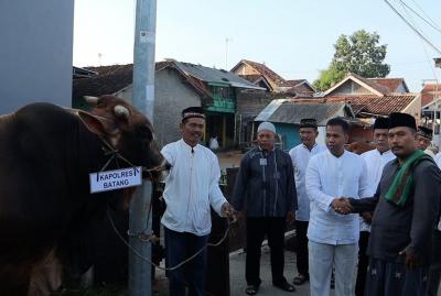Serahkan Hewan Kurban, Wujud Keikhlasan Anggota Polres Batang