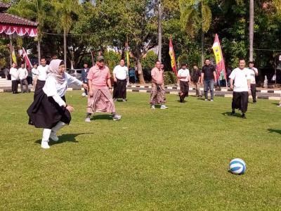 Gelar Aneka Lomba, Pj Bupati Batang Ikuti Sepak Bola Sarung