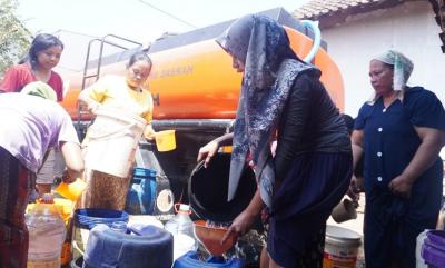 Dapat Kiriman Air Bersih, Warga Dukuh Jlegong Batang yang Kekeringan Selama Seminggu Lega