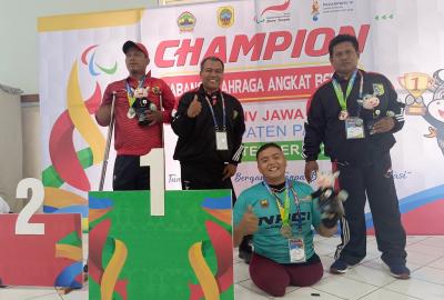 Hikmat, Atlet Angkat Berat Disabilitas Menyumbang Dua Emas