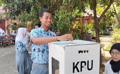 Pilketos Ala Pemilu, Mendidik Pemilih Pemula Cerdas Memilih