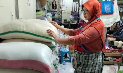 Harga Beras Tak Kunjung Turun, Pedagang Menanti Pasokan Bulog